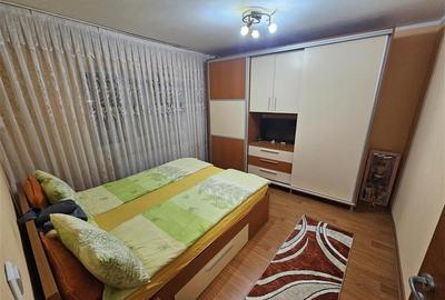 Apartament cu 3 camere semidecomandat, mobilat în Micro II - 3