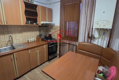 Apartament cu 3 camere semidecomandat, mobilat în Central