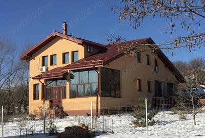 Casă cu 3 camere cu Teren 8807 Mp în Gura Văii - 1