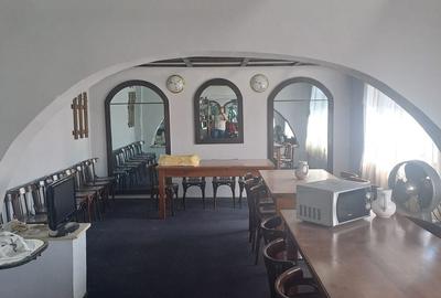 Casă individuală cu 8 camere cu Canalizare în Semicentral - 1