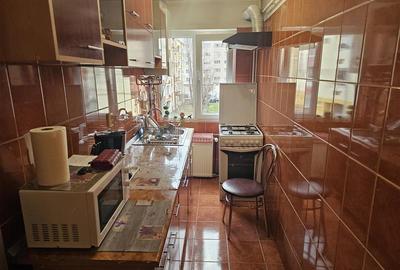 Apartament cu 3 camere nedecomandat, mobilat în Micro III - 18