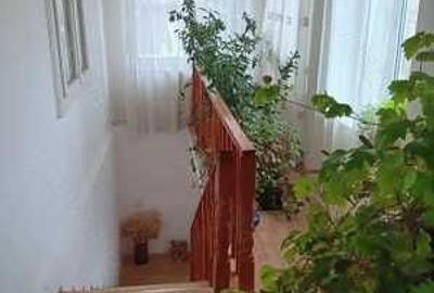 Casă cu 4 camere cu Teren 790 Mp în Vlădești - 1
