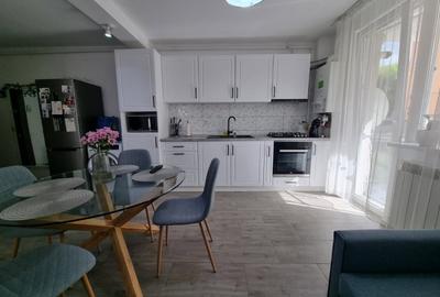 Apartament cu 3 camere semidecomandat în Florești
