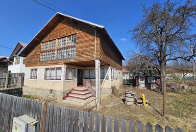 Casă cu 4 camere în Poiana