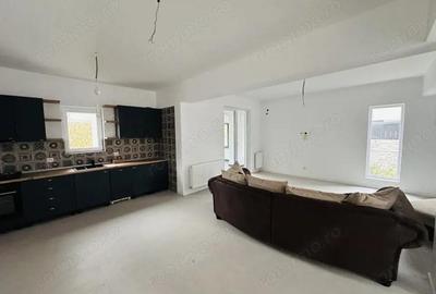 Casă cu 5 camere cu Teren 249 Mp în Roșu - 8