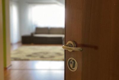 Apartament cu 3 camere decomandat, mobilat în Tractorul - 2