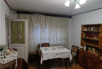 Apartament cu 3 camere decomandat în Est