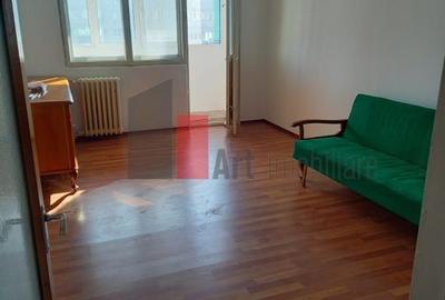 Apartament cu 3 camere semidecomandat în Titulescu
