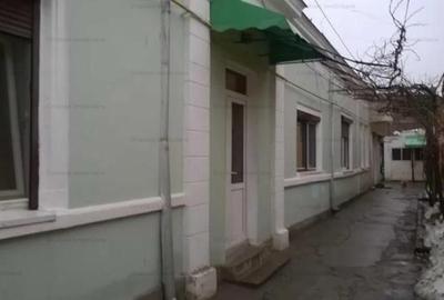 Casă cu 4 camere cu Canalizare în Central