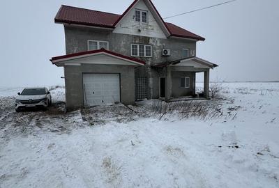 Casă cu 4 camere cu Teren 8300 Mp în Gălbinași - 1