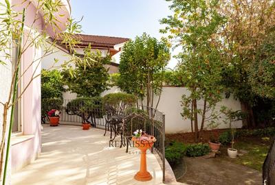 Timisoara - Girocului Vila 12 Camere 4 Bai | 497mp Utili 1373mp Teren - 33