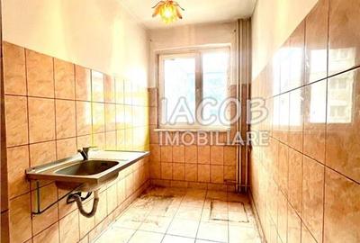 Apartament cu 3 camere semidecomandat în 9 Mai - 10