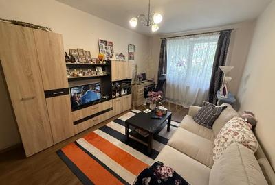 Apartament cu 4 camere semidecomandat, mobilat în Apărătorii Patriei