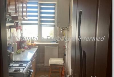 Apartament cu 2 camere semidecomandat în Km 4 - 2