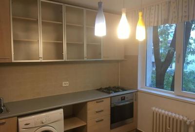 Apartament cu 4 camere decomandat, mobilat în Titan