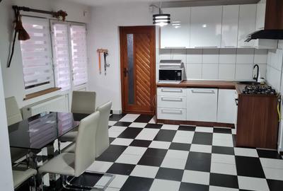 Casă cu 4 camere în Central - 1