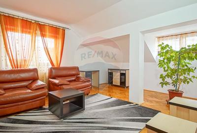 Casă cu 7 camere cu Teren 1167 Mp în Tractorul - 30