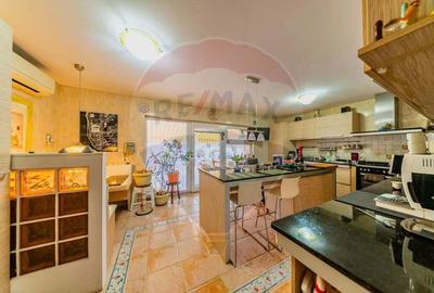 Casă cu 4 camere cu Garaj în Subcetate - 2