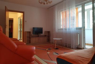 Inchiriere apart 3 camere semidecomandat, etaj 1, 2 bai, Grand Arena, 450 euro