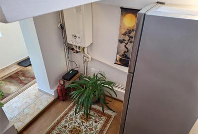 Casa Bartolomeu, pe doua nivele, stil deosebit, curte comuna - 1