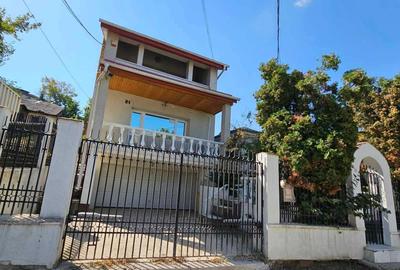 Casă cu 4 camere cu Teren 600 Mp în Central - 1