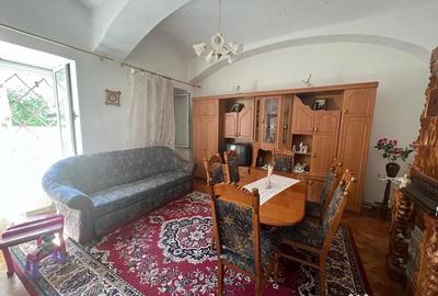 Apartament cu 3 camere semidecomandat în Boul Roșu - 1