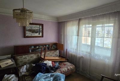 Apartament cu 3 camere semidecomandat în Central