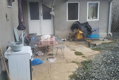 Casă cu 2 camere cu Teren 2000 Mp în Central