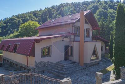 Casă individuală cu 9 camere cu Teren 1000 Mp în Moieciu - 2