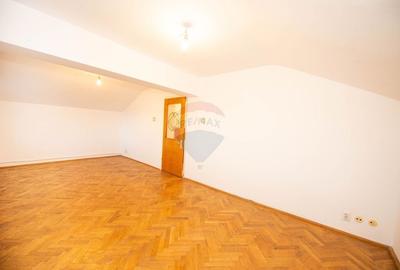 Casă cu 7 camere cu Teren 200 Mp în 23 August - 44