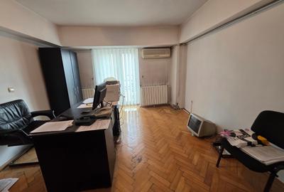 B-ul Unirii la intersectie cu strada Traian, stradal, 10 minute metrou, - 12