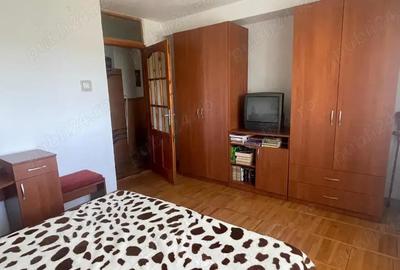 Vand apartament , 4 camere , decomandat , etaj 3 , stadion - 8