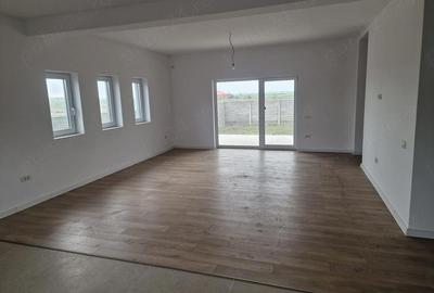 Casă cu 4 camere cu Teren 502 Mp în Săcălaz