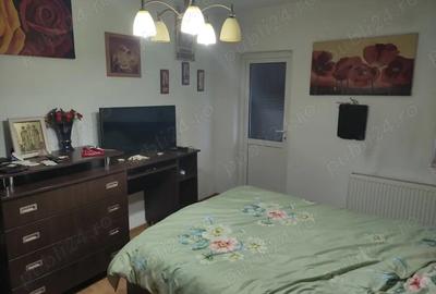 Vand casa cu etaj langa ?coala 9