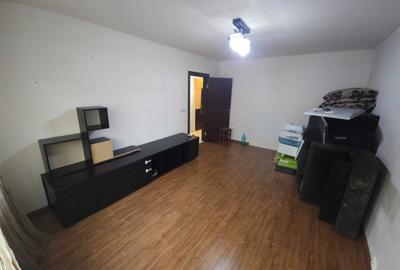 Apartament cu 3 camere decomandat, mobilat în Titan