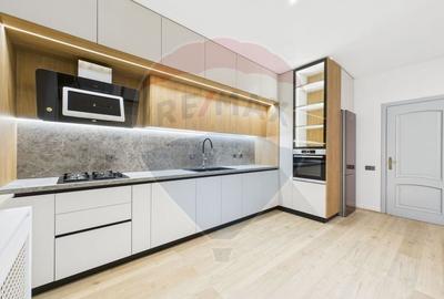 Casă cu 7 camere cu Teren 400 Mp în Central