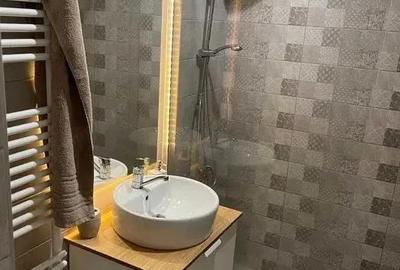 Apartament cu 3 camere semidecomandat, mobilat în Lujerului