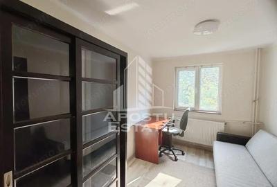 Apartament cu 3 camere semidecomandat, mobilat în Dacia