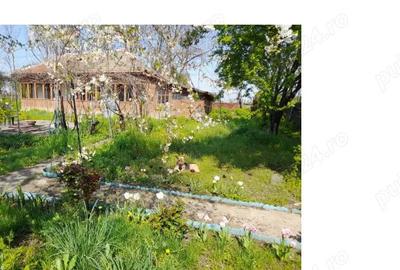 Teren cu doua corpuri casa - 35000 eur