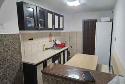 De vanzare apartament cu trei camere , decomandat cu centrala noua - 2