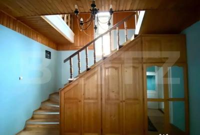 Casă cu 8 camere cu Teren 350 Mp în Central - 1