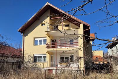 Casă cu 8 camere cu Teren 670 Mp în 13 Decembrie - 2