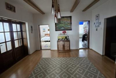 Casă individuală cu 9 camere cu Canalizare în Utvin