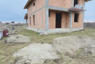 Casă cu 5 camere cu Canalizare în Exterior Est - 2