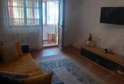 Dau spre inchiriere apartament 2 camere str. sucedava langa piata mare Roman etaj 1 , propriar nu ag - 4