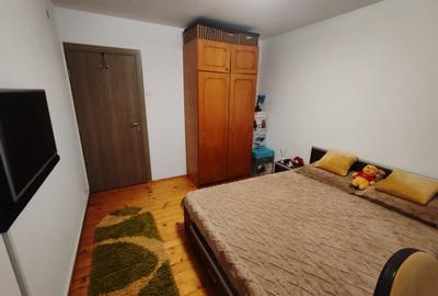Apartament 4 camere, 2 bai. Blocul este din 1986 parter strada Soldat Croitoru V - 12