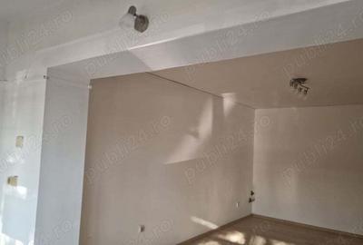 Inchiriez spatiu, 1 Mai, vizavi Confectii, scara exterioara. - 1