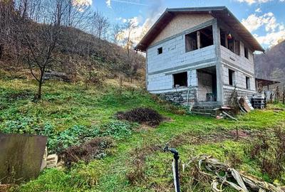 Casa la rosu cu utilitati si teren generos - 3