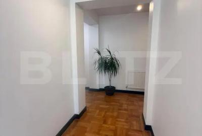 Spațiu comercial, de 100 mp, în Democrației - 8