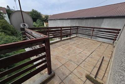 Imobil cu potential, constructie solida cu 2 apartamente,+demisol si garaj, Bras - 12